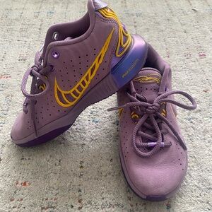 Nike Lebron James XXI Basketball Shoes Sneakers GS purple gold size 2.5 Youth